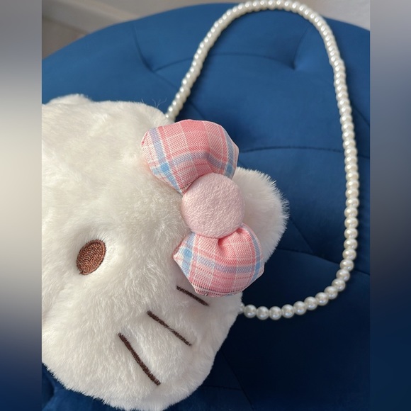 Hello kitty plush purse with pearl chain - Picture 3 of 5
